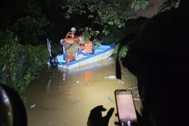 Công an phường Hồng Hà hỗ trợ người dân di dời khỏi nơi ngập nước 