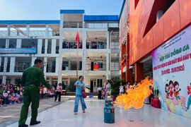 Tăng cường kỹ năng phòng cháy, chữa cháy và cứu nạn cứu hộ cho học sinh Trường tiểu học Phú Đô