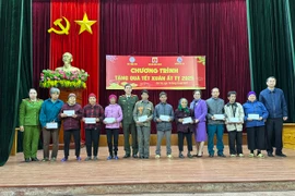 Mang Tết sớm đến với đồng bào nghèo ở Lào Cai