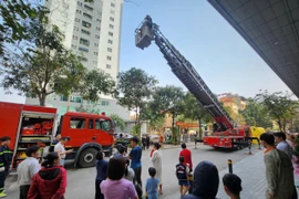 Cư dân nhà cao tầng được trải nghiệm, thực hành chữa cháy và cứu nạn, cứu hộ 