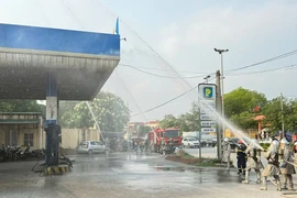 Xử lý tình huống cháy giả định tại Cửa hàng xăng dầu Đường Lâm