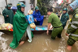 Công an phường Kiến Hưng kịp thời hỗ trợ người dân bị ảnh hưởng do hoàn lưu bão số 5 