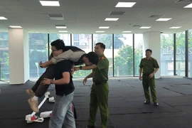 Thực tập phương án, tuyên truyền kỹ năng chữa cháy, thoát nạn tại tòa nhà cao tầng