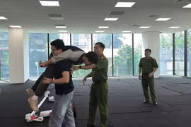 Thực tập phương án, tuyên truyền kỹ năng chữa cháy, thoát nạn tại tòa nhà cao tầng