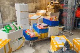 Đột kích kho chứa số lượng lớn thực phẩm không rõ nguồn gốc