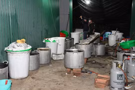 Đánh sập một "công xưởng" sản xuất trái phép chất ma túy nằm trong khu nghĩa địa rộng gần 1.000 m2