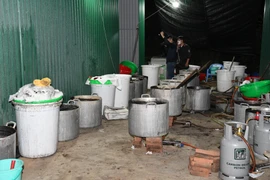 Đánh sập một "công xưởng" sản xuất trái phép chất ma túy nằm trong khu nghĩa địa rộng gần 1.000 m2