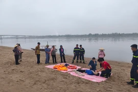 Cảnh sát hướng dẫn cứu nạn đuối nước cho hàng trăm người dân thuyền chài bên sông Đà 