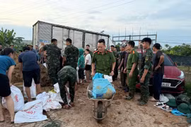 Công an xã Trung Giã khẩn trương gia cố vùng đê suy yếu, hỗ trợ bà con vùng ngập