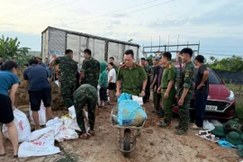 Công an xã Trung Giã khẩn trương gia cố vùng đê suy yếu, hỗ trợ bà con vùng ngập