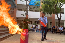 Hàng trăm người dân tập huấn khai báo thông tin phòng cháy và kỹ năng đảm bảo an toàn cháy, nổ