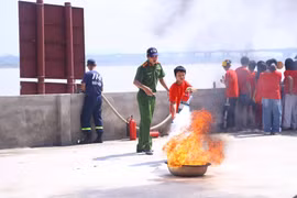Tập huấn kỹ năng cấp cứu người đuối nước và sử dụng bình chữa cháy cho học sinh Trung học cơ sở