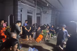 Công an Hà Nội huy động lực lượng hỗ trợ, giúp dân vùng ngập sâu tại các xã Nội Bài, Trung Giã, Đa Phúc, Sóc Sơn