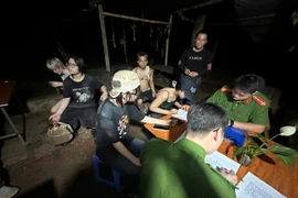 Lực lượng Công an phối hợp giải cứu 5 người mắc kẹt trên núi Hàm Lợn trong đêm mưa lớn