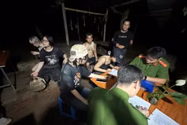 Lực lượng Công an phối hợp giải cứu 5 người mắc kẹt trên núi Hàm Lợn trong đêm mưa lớn