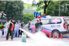 Nâng cao kỹ năng chữa cháy, cứu nạn, cứu hộ cho cán bộ, nhân viên Bệnh viện đa khoa quốc tế Bắc Hà 
