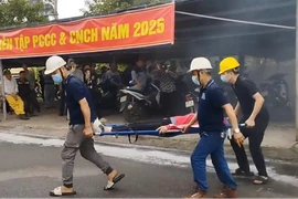 Kiểm tra, đánh giá phương châm ‘4 tại chỗ’ qua xử lý tình huống cháy giả định tại Cụm công nghiệp ô tô 1/5