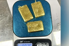 Công an Hà Nội điều tra vụ hành khách đi máy bay mang 3 miếng nghi là vàng