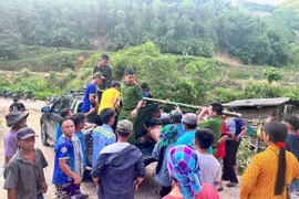 Băng rừng đưa người gặp nạn đi cấp cứu