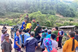 Băng rừng đưa người gặp nạn đi cấp cứu