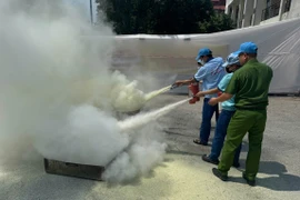 Phối hợp nhiều lực lượng xử lý nhanh sự cố cháy giả định tại xưởng in bao bì