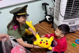 Công an phường Tây Hồ vui Tết Trung thu với trẻ khuyết tật