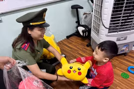 Công an phường Tây Hồ vui Tết Trung thu với trẻ khuyết tật