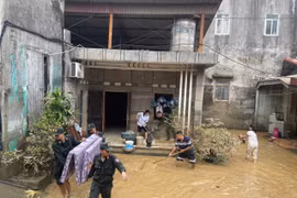 "Nước rút tới đâu, dọn dẹp tới đó" - Công an Hà Nội khẩn trương hỗ trợ nhân dân ổn định cuộc sống sau mưa lũ