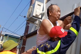 Đội chữa cháy và cứu nạn, cứu hộ khu vực số 20 dốc sức cứu dân trong vùng ngập 