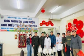 “Tết sẻ chia” đến bệnh nhân và người neo đơn, khuyết tật