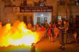 Gần 500 công nhân, người lao động diễn tập phương án thoát nạn trong tình huống cháy giả định