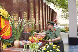 Công an Hà Nội dâng hương tri ân các Anh hùng liệt sỹ nhân dịp kỷ niệm 50 năm Ngày Giải phóng miền Nam thống nhất đất nước