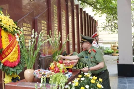 Công an Hà Nội dâng hương tri ân các Anh hùng liệt sỹ nhân dịp kỷ niệm 50 năm Ngày Giải phóng miền Nam thống nhất đất nước