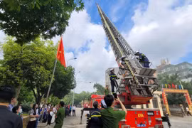 Người dân trải nghiệm thoát hiểm trong môi trường khói khí độc khi xảy ra cháy