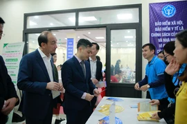 Phường Phú Thượng trao hợp đồng vay vốn giúp hộ nghèo cải thiện đời sống