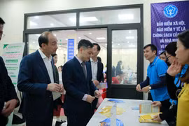 Phường Phú Thượng trao hợp đồng vay vốn giúp hộ nghèo cải thiện đời sống