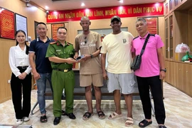 Công an phường Tây Hồ trao trả tài sản cho người nước ngoài