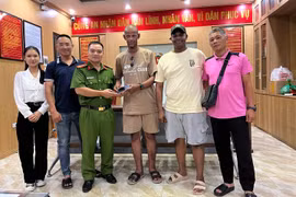 Công an phường Tây Hồ trao trả tài sản cho người nước ngoài