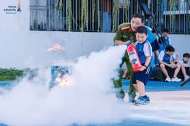 Cảnh sát phòng cháy hướng dẫn thầy và trò trải nghiệm kỹ năng an toàn trong hoả hoạn