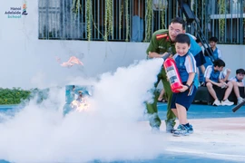 Cảnh sát phòng cháy hướng dẫn thầy và trò trải nghiệm kỹ năng an toàn trong hoả hoạn