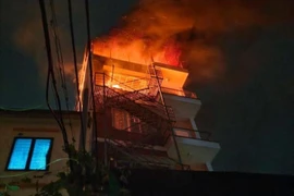 Xử lý nhanh đám cháy ngôi nhà 5 tầng
