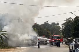 Xe tải bốc cháy khi đang lưu thông trên Quốc lộ 6