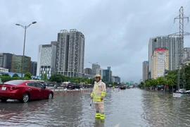 Công an Hà Nội dầm mưa phân luồng đảm bảo trật tự an toàn giao thông sáng 26-8