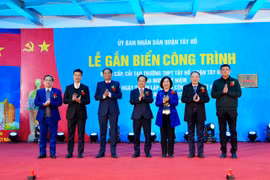 Gắn biển công trình chào mừng 95 năm Ngày thành lập Đảng