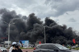 Kịp thời khống chế đám cháy bãi gửi xe dưới chân cầu Vĩnh Tuy