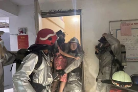 Dũng cảm cứu người mắc kẹt trong đám cháy