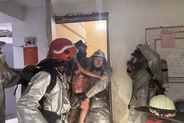 Dũng cảm cứu người mắc kẹt trong đám cháy