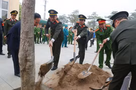 Công an Hà Nội hưởng ứng Tết trồng cây "Vì Việt Nam xanh"