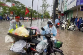 Hình ảnh Công an Hà Nội nỗ lực phục vụ nhân dân trong buổi sáng 26-8, khi trận mưa lớn gây ngập nhiều tuyến phố 