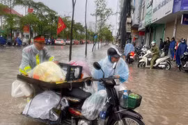 Hình ảnh Công an Hà Nội nỗ lực phục vụ nhân dân trong buổi sáng 26-8, khi trận mưa lớn gây ngập nhiều tuyến phố 